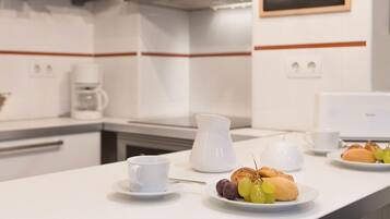 Cafetière/bouilloire, réfrigérateur, micro-ondes, four