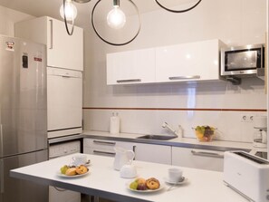 Fridge, microwave, oven, dishwasher - Contemporary apartment in Ruzafa near Valencia city center (Valencia)