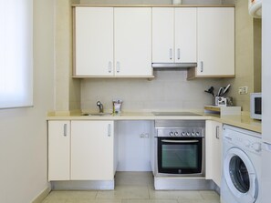 Kylskåp, mikrovågsugn, ugn och diskmaskin