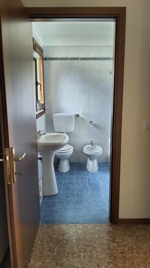 Room | Bilik Mandi | Pengering rambut, jubah mandi, bidet, tuala disediakan