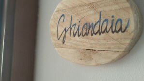 A wooden plaque with the name "Giordia" engraved on it. - Agriturismo Le Crede 1930  (Portogruaro)