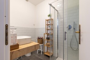 シティ ロフト | バスルーム | シャワー、ヘアドライヤー、ビデ、タオル