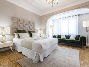 4 عدّة غرف نوم وواي فاي مجانًا وملاءات أسرّة