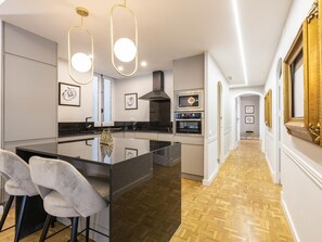 Fridge, microwave, oven, dishwasher - Contemporary apartment in Valencia city center with Wifi and air conditioning (Valencia)