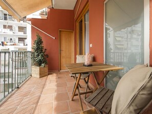 Outdoor dining - Rustic Contemporary Apartment in Ruzafa, Heart of Valencia (Valencia)