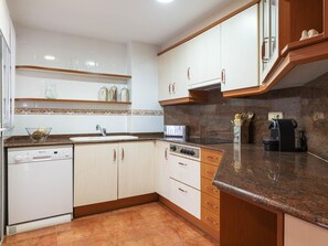 Fridge, microwave, oven, dishwasher - Modern apartment in Valencia with air conditioning and free Wi-Fi (Valencia)