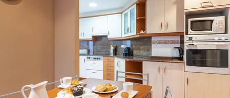 Réfrigérateur, micro-ondes, four, lave-vaisselle