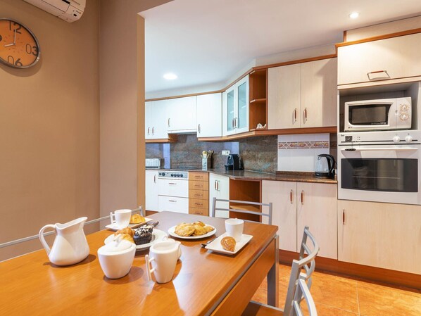 Fridge, microwave, oven, dishwasher - Modern apartment in Valencia with air conditioning and free Wi-Fi (Valencia)