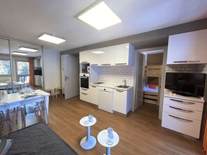 Een koelkast, een magnetron, een oven, een kookplaat