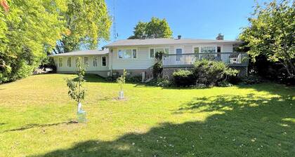 Charming Lakeside Retreat: Cozy and Convenient on Chemong Lake