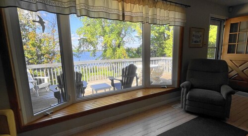 Charming Lakeside Retreat: Cozy and Convenient on Chemong Lake