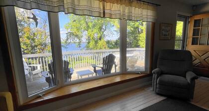 Charming Lakeside Retreat: Cozy and Convenient on Chemong Lake