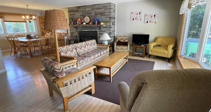 Charming Lakeside Retreat: Cozy and Convenient on Chemong Lake