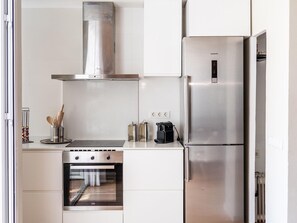 Fridge, microwave, oven, dishwasher - Elegant Apartment in Ruzafa, Valencia (Valencia)