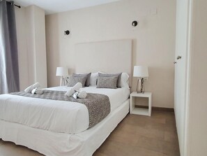 3 bedrooms, free WiFi, bed sheets - Central Valencia apartment with terraces and 3 bedrooms (Valencia)