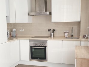 Fridge, microwave, oven, dishwasher - Central Valencia apartment with terraces and 3 bedrooms (Valencia)