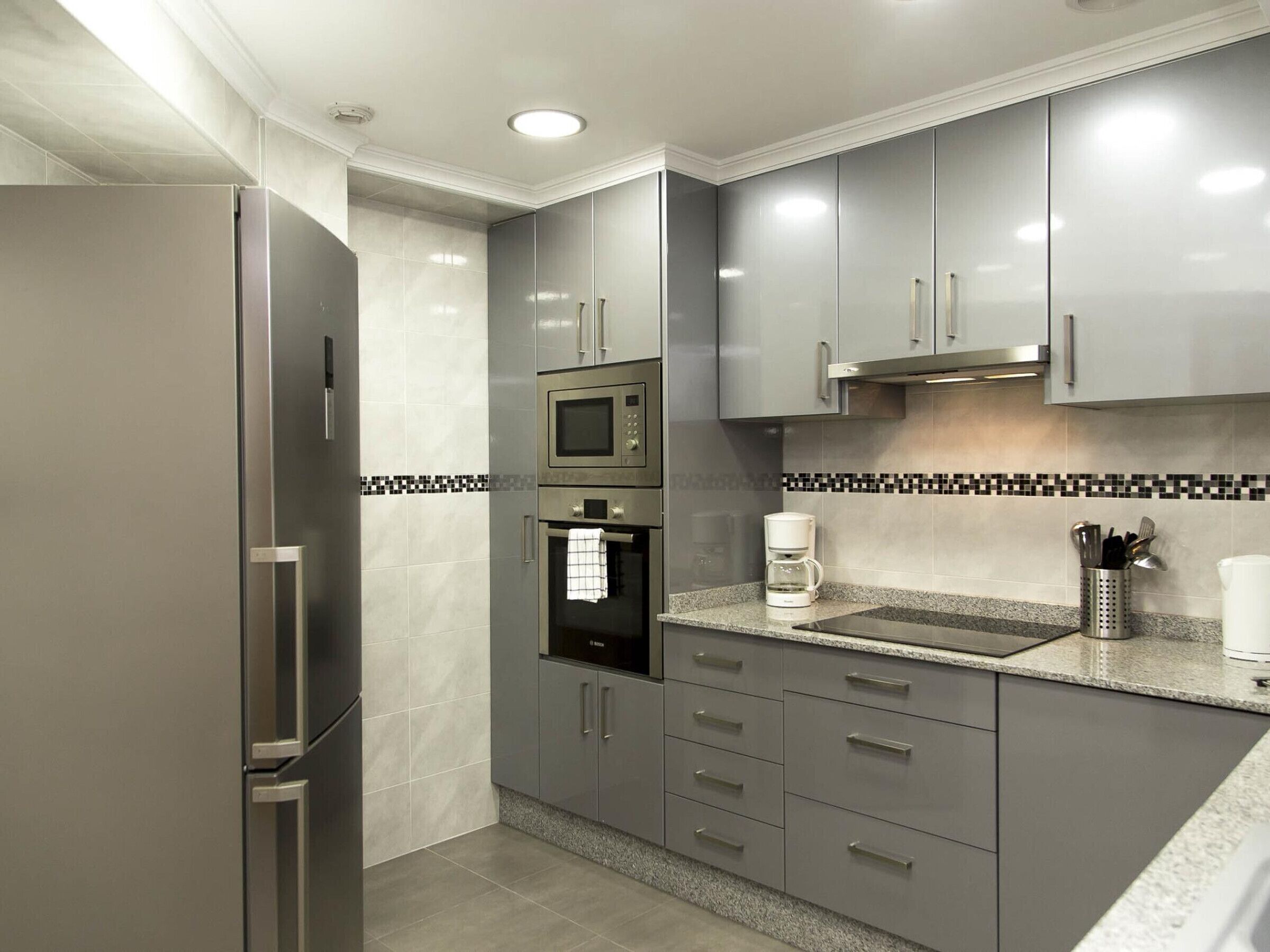 雪櫃、微波爐、焗爐、洗碗機