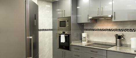 冷蔵庫、電子レンジ、オーブン、食器洗い機