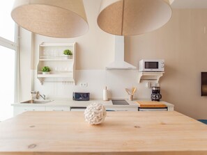 Kühlschrank, Mikrowelle, Ofen, Wasserkocher mit Kaffee-/Teezubehör