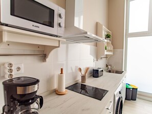 Kühlschrank, Mikrowelle, Ofen, Wasserkocher mit Kaffee-/Teezubehör