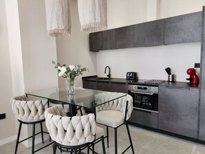 Kühlschrank, Mikrowelle, Ofen, Geschirrspüler