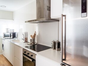 Kylskåp, mikrovågsugn, ugn och diskmaskin