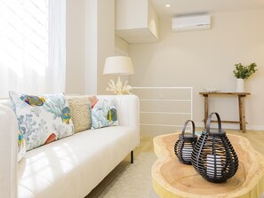 TV - Bright marine house near Cabañal beach, Valencia (Valencia)