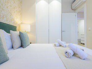 2 bedrooms, free WiFi, bed sheets - Bright marine house near Cabañal beach, Valencia (Valencia)