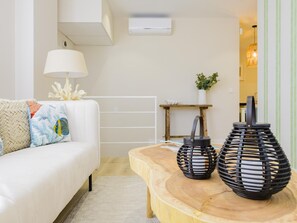 TV - Bright marine house near Cabañal beach, Valencia (Valencia)