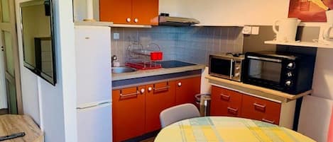 Kjøleskap, mikrobølgeovn, brødrister og hurtigmikser