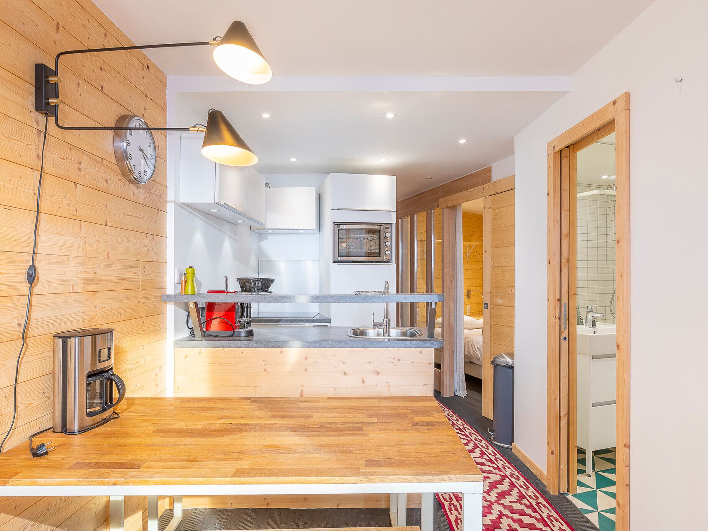 Kjøleskap, ovn, oppvaskmaskin og kaffetrakter/tekoker