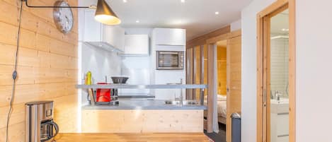 Fridge, oven, dishwasher, coffee/tea maker