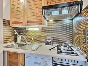 Réfrigérateur, micro-ondes, four, lave-vaisselle