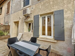 Outdoor dining - Cozy Air-Conditioned Apartment, Terrace, Central Location Near Thermal Baths in Lamalou (Lamalou-les-Bains)