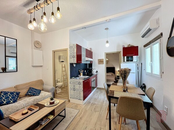 TV - Cozy Air-Conditioned Apartment, Terrace, Central Location Near Thermal Baths in Lamalou (Lamalou-les-Bains)