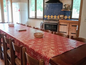 Een koelkast, een microgolfoven, een oven, een vaatwasser