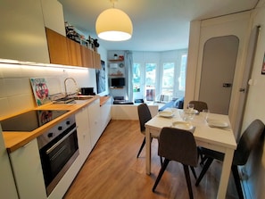 Réfrigérateur, four à micro-ondes, un four, grille-pain