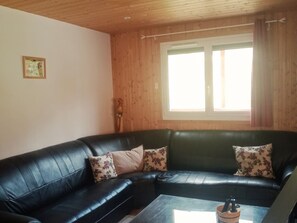 Een televisie en een open haard
