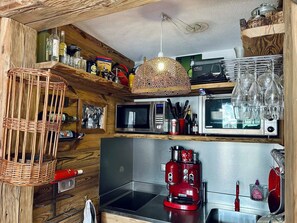 Fridge, microwave, oven, coffee/tea maker