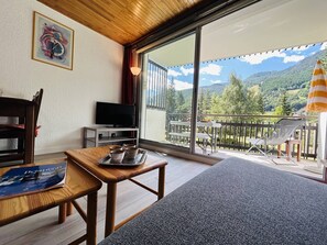 Interior - Cozy Mountain Studio with Balcony, Near Ski Lifts and Shops, Sleeps 4 (La Salle-les-Alpes)