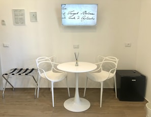Deluxe Double Room, 1 Bedroom, Ensuite, City View | Living area - B&B Angolo83 Palermo centro (Palermo)
