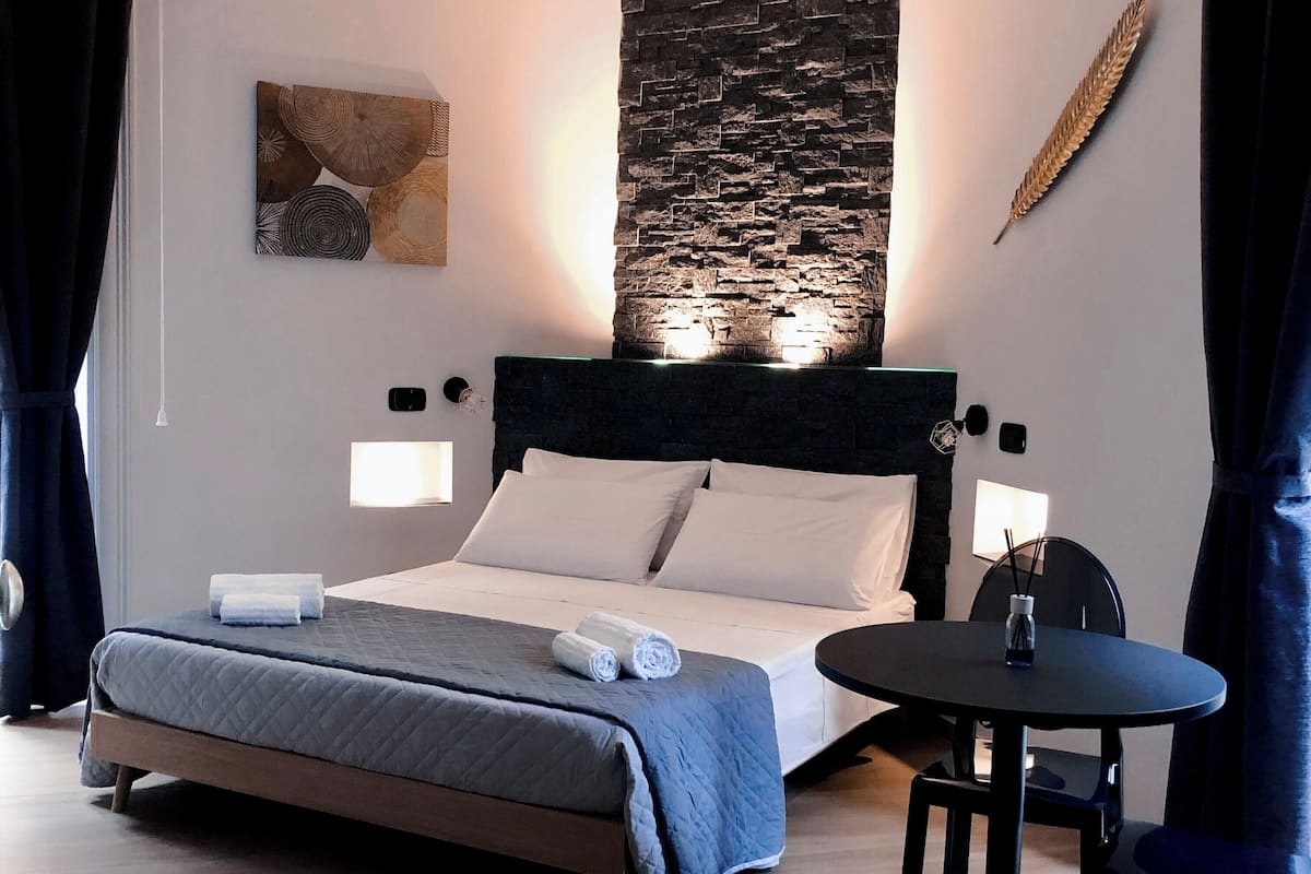 Design kamer, 1 slaapkamer, uitzicht op stad, op de hoek | 1 slaapkamer, een kluis op de kamer, geluiddichte muren