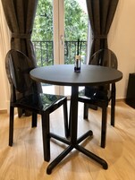 Chambre Design, 1 chambre, vue ville, en angle | Coin séjour