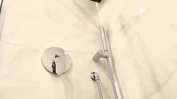 Chambre Design, 1 chambre, vue ville, en angle | Douche de la salle de bain