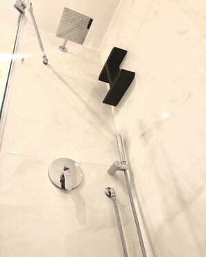 Rom – design, 1 soverom, byutsikt, hjørnerom | Dusj på badet