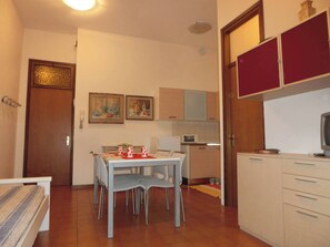 Huoneisto, 2 makuuhuonetta, patio, näköala puutarhaan | Ruokasali