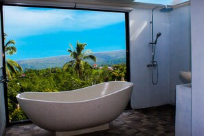 Comfort-Doppelzimmer, Talblick | Badezimmer | Dusche, kostenlose Toilettenartikel, Handtücher, Seife