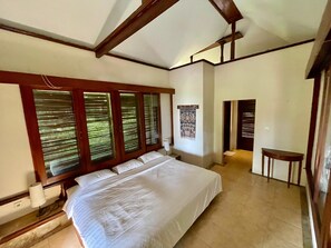 Comfort Room | Desk, free WiFi, bed sheets - The Sangkih Villa (Munduk)
