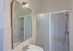 Sèche-cheveux, serviettes fournies