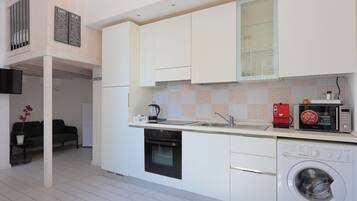 KĂŒhlschrank, Mikrowelle, Ofen, Herdplatte